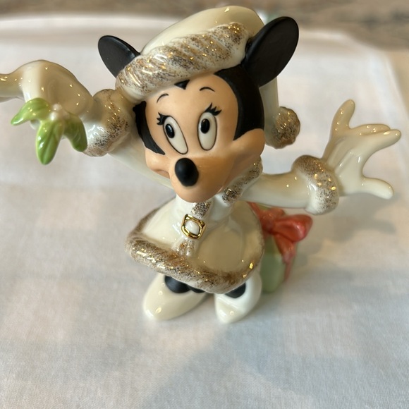Disney’s Lennox Minnie mouse Christmas wish for buy one and a half inches - Picture 7 of 7